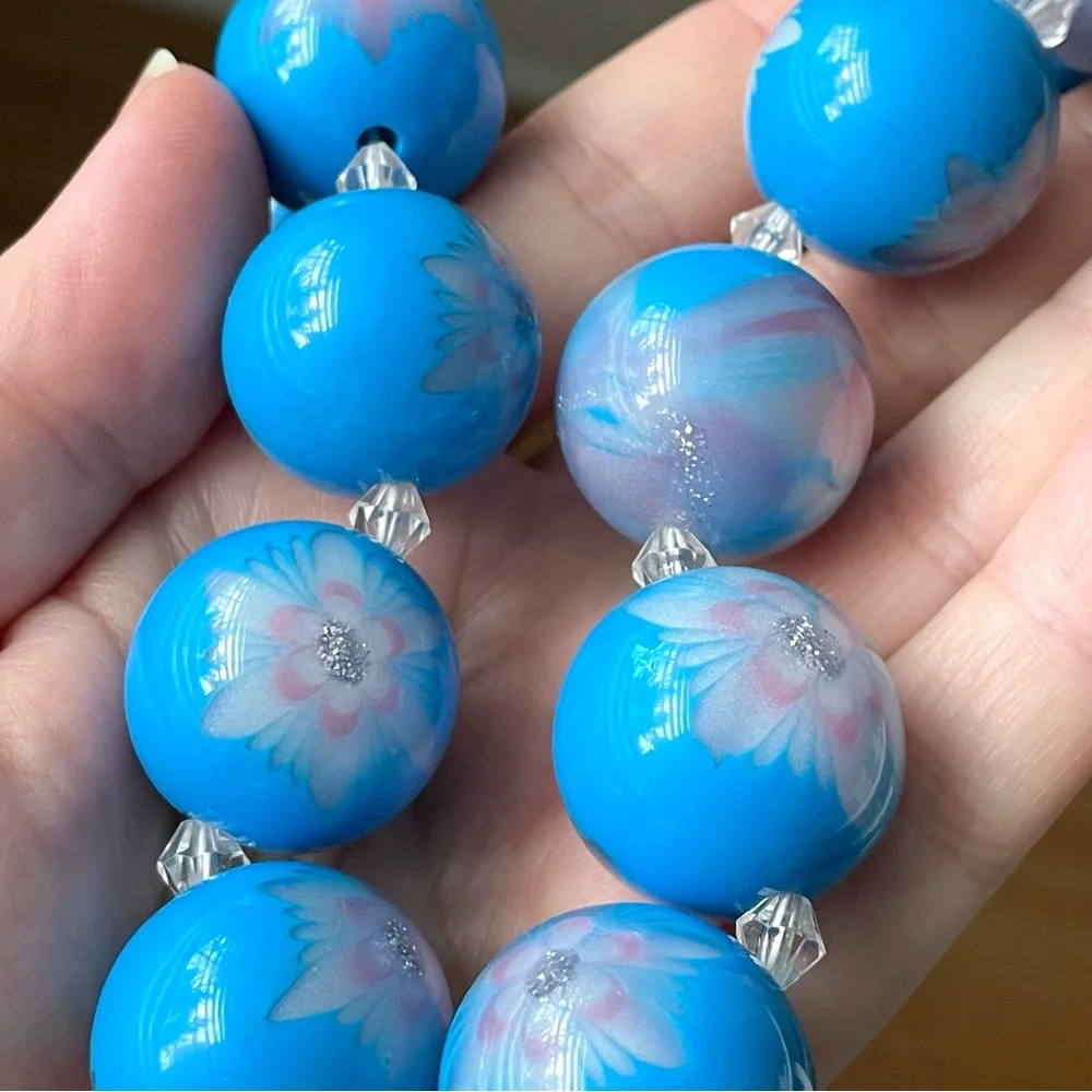 Vintage/style chunky graduated blue floral lucite? beaded necklace